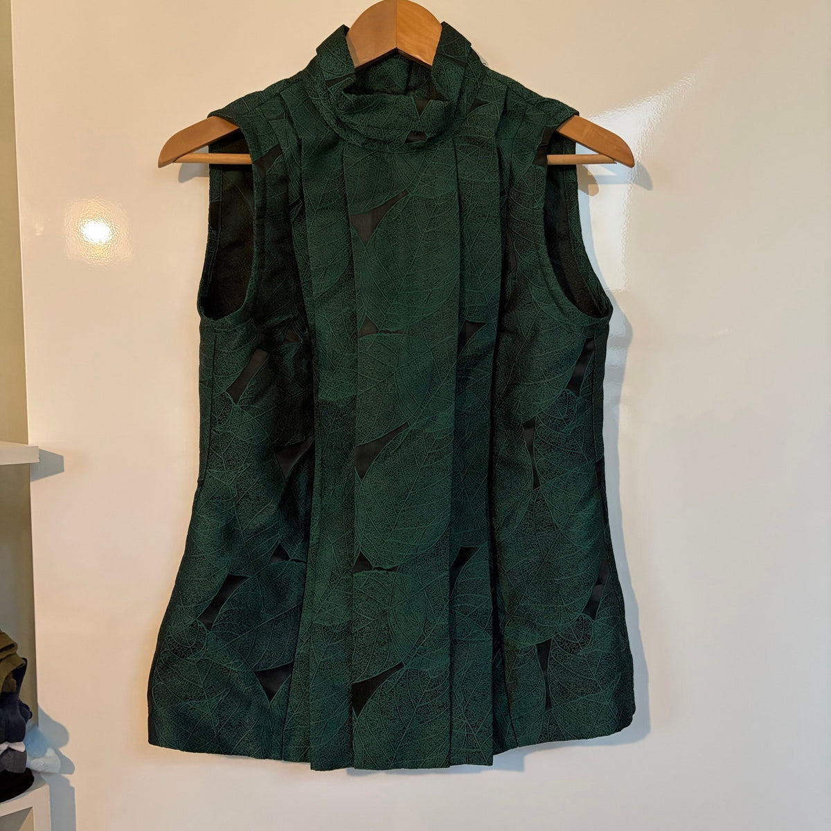 odAOMO Emerald Green Leaf Brocade Structured Sleeveless Top L