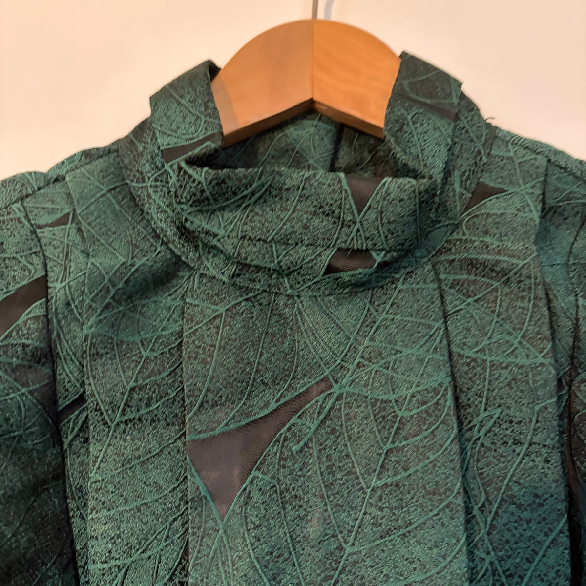 odAOMO Emerald Green Leaf Brocade Structured Sleeveless Top L